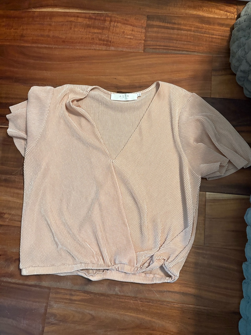 ASTR The Label Pleated Blush Pink Blouse Size Medium Flutter Sleeve (0776)